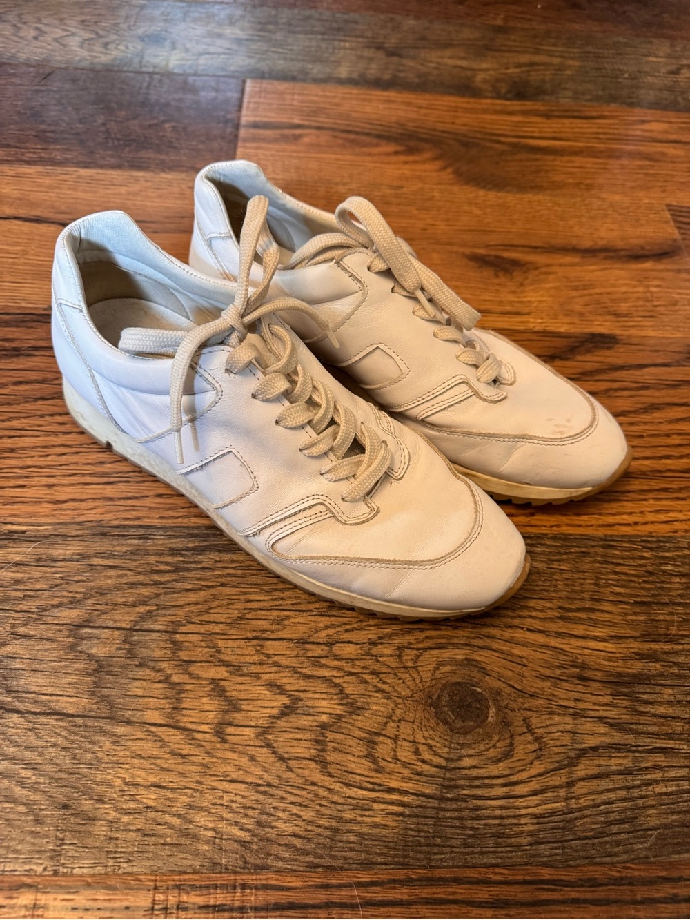 Women’s Casual Lace-Up Leather Sneakers in White